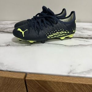 Youth soccer cleats